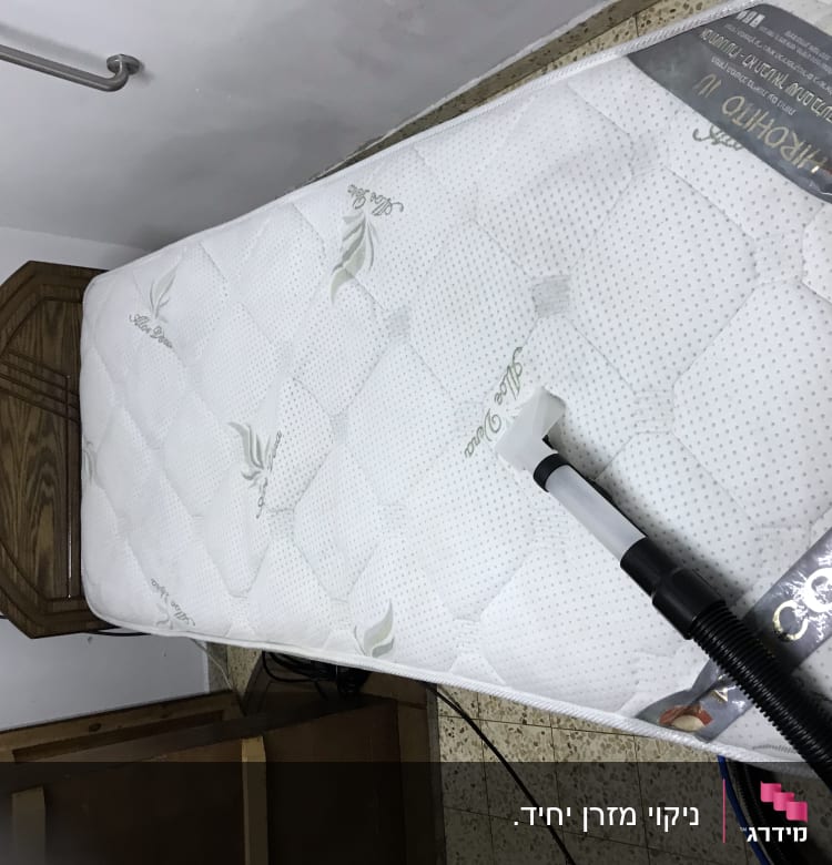 שואב אבק מנקה מזרן לבן בחדר